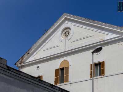 ...decorato con un piccolo rosone a 12 raggi: unico riferimento al passato religioso del complesso